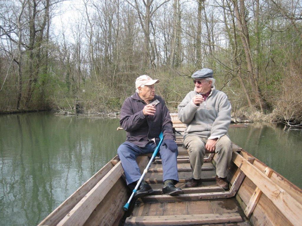 zwei Männer im Boot bei der Stocherkahnfahrt